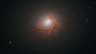Imagen del Hubble WFC3 de la galaxia NGC 4696, la más grande del Cúmulo de Centaurus, mostrando filamentos de polvo en espiral alrededor del agujero negro supermasivo central.