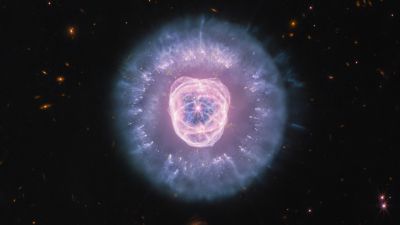 Imagen infrarroja combinada NIRCam y MIRI del Telescopio James Webb de la NASA de NGC 2392, la Nebulosa del León, mostrando la estrella central moribunda y su melena de nudos de gas y polvo.