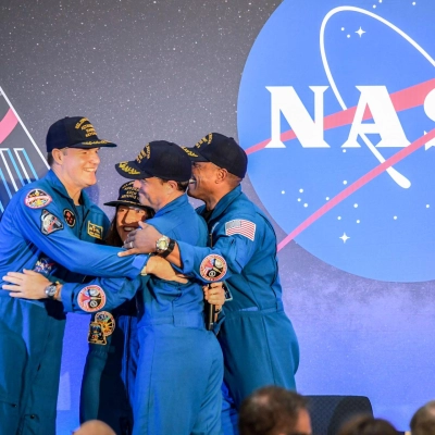 jsc2026e022292 (11 de abril de 2026) - La tripulación Artemis II de la NASA, los astronautas de la NASA Reid Wiseman, comandante; Víctor Glover, piloto; Christina Koch, misión...