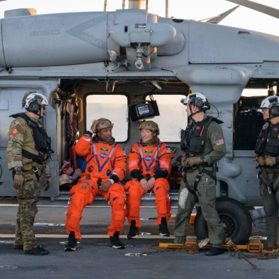 El astronauta de la NASA Victor Glover, piloto de Artemis II, izquierda, y la astronauta de la NASA Christina Koch, especialista en la misión Artemis II, sentados...