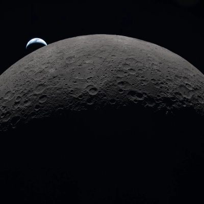 art002e009287 (April 6, 2026) – Earth sets at 6:41 p.m. EDT, April 6, 2026, over the Moon’s curved limb in...