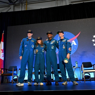 jsc2026e022310 (11 de abril de 2026) - La tripulación Artemis II de la NASA, los astronautas de la NASA Reid Wiseman, comandante; Víctor Glover, piloto; Christina Koch, misión...