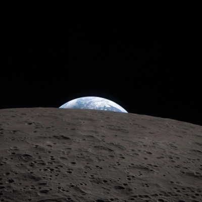 art002e021278 (April 6, 2026) – Echoing the iconic Earthrise photo captured by the Apollo 8 astronauts in 1968, during the...
