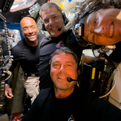 art002e009296 (April 6, 2026) – Midway through their lunar observation period, the Artemis II crew members – Reid Wiseman, Victor...