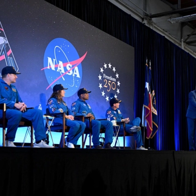 jsc2026e022308 (11 de abril de 2026) – El representante estadounidense Michael Cloud se dirige a una multitud de amigos, familiares y colegas reunidos para...