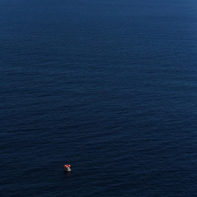 El USS John P. Murtha se acerca a la nave espacial Orion de la NASA que transporta al comandante Artemis II, Reid Wiseman, al piloto Victor Glover y al especialista de misión...