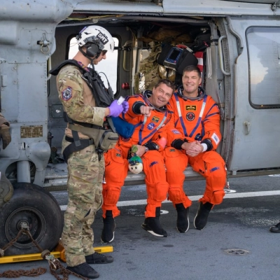 El astronauta de la NASA Reid Wiseman, comandante de Artemis II, izquierda, y el astronauta de la CSA (Agencia Espacial Canadiense) Jeremy Hansen, especialista de la misión Artemis II,...